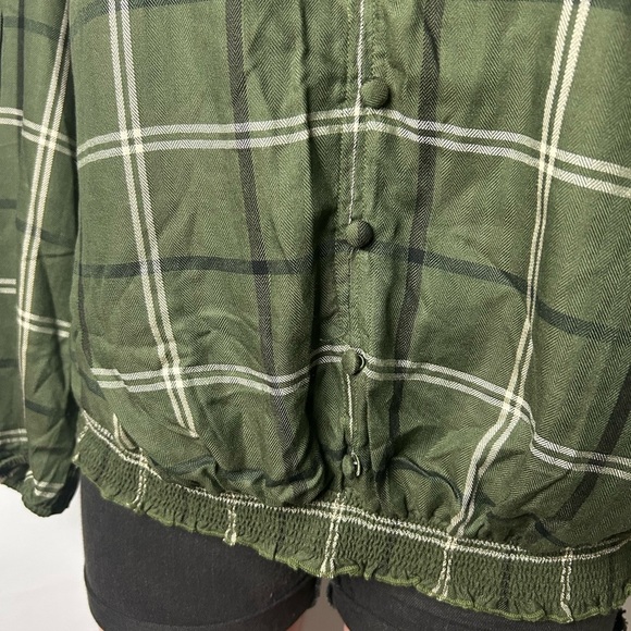 Avenue Green Boxy Button Down Shirt with Long Sleeves - Picture 2 of 10